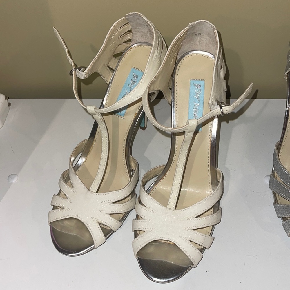 💜Betsey Johnson white glitter t strap heels